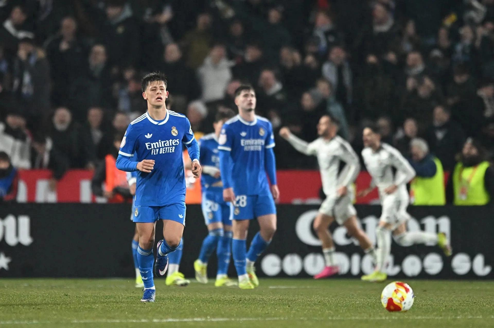 皇马1-2落后拜仁，阿尔韦罗亚中场选人太头疼