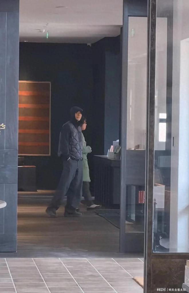 魏晨度假被抓拍，183身高显眼，夫妻抱儿子显宠溺