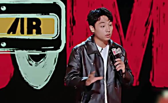 喜剧之王单口秀引评委摇头,演员自嘲长衫梗引共鸣