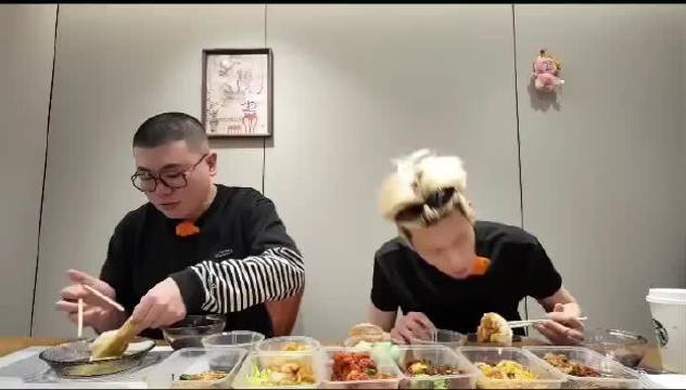 胡先煦专注用餐诠释食不言