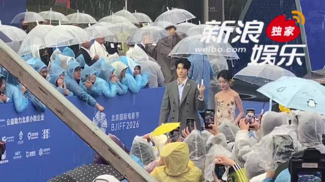 电影《偷偷藏不住》主演@周皓崎 @朱珞宁 共同亮相北影节红毯