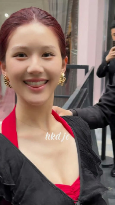 赵露思的红发长裙造型在美学和概念上有什么独特的含义和解读？