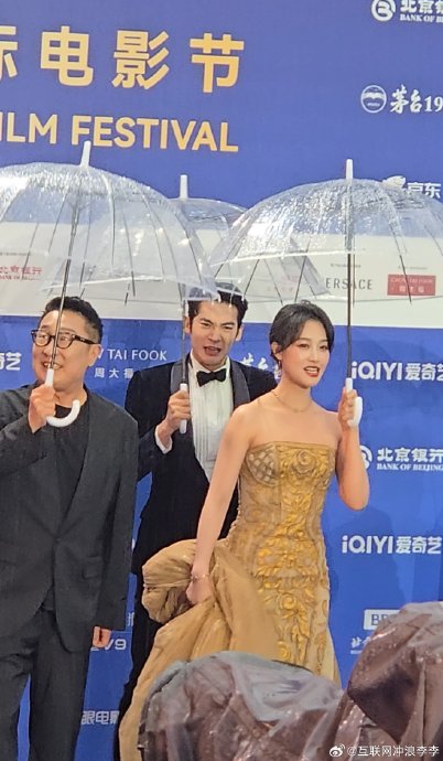 于适在今年的北影节红毯上还有哪些值得关注的暖心举动？