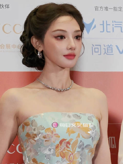 北影节彭小苒优雅亮相，主持人暖心提醒展礼裙风采