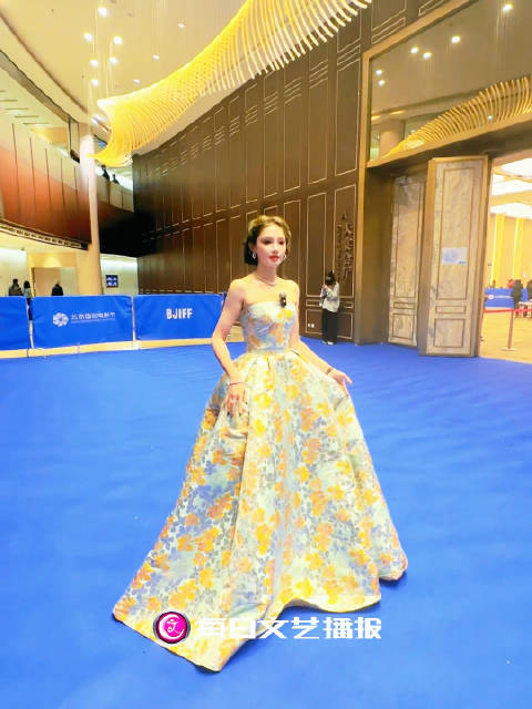 北影节开幕｜顶光不行，那来个行的！彭小苒人美怎么都行！