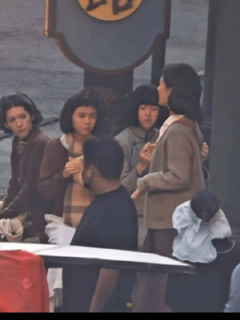 杨紫路透，杨紫董竹君在上海街头教几个女儿，一个女人撑起整个家太不容易了！