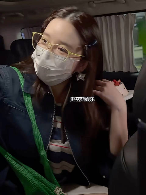 阚清子老公帮忙拿蛋糕