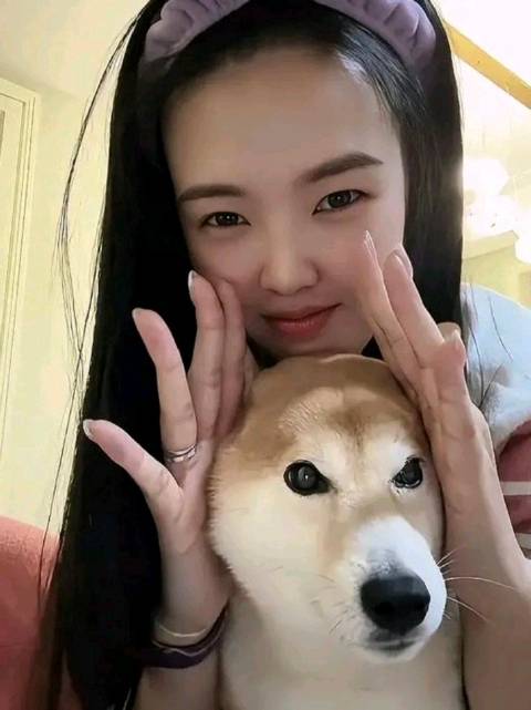 視頻裡有兩個很可愛的寶寶 但最後那個是誰跑過去了呢