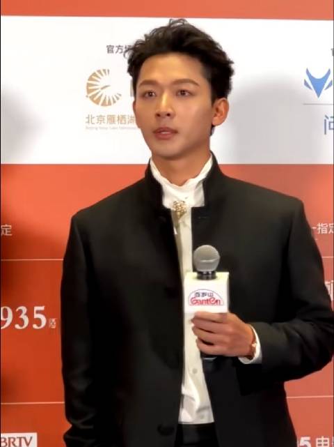张晚意亮相北京国际电影节自称电影小白