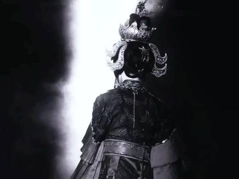 秦长歌的复仇之路，从吴谨言这一眼开始！凤纹金冠加持，权谋感拉满！