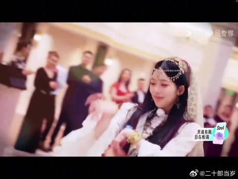 捉到认真看恩恩跳舞的小新一枚
