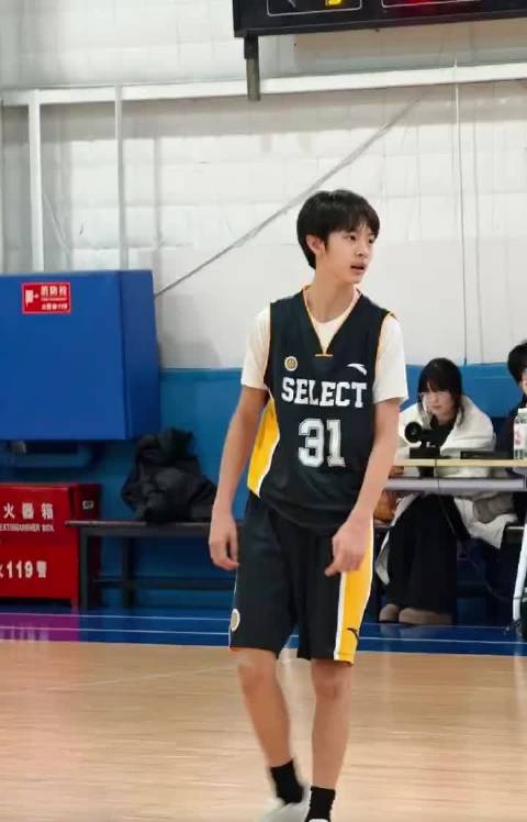 超哥看见这条词条缠着俪姐问了一晚上“我颜值高不高”