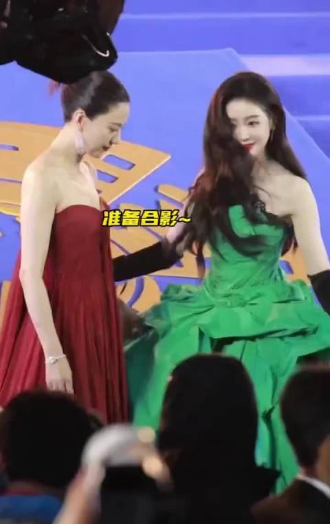 高圆圆红毯隔空亲亲害羞脸红