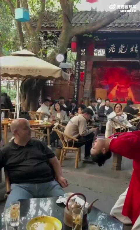 外籍人士成都茶馆嘲讽功夫茶遭当场反击