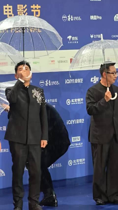 《四渡》剧组亮相北影节红毯，于适淋雨表情包走红