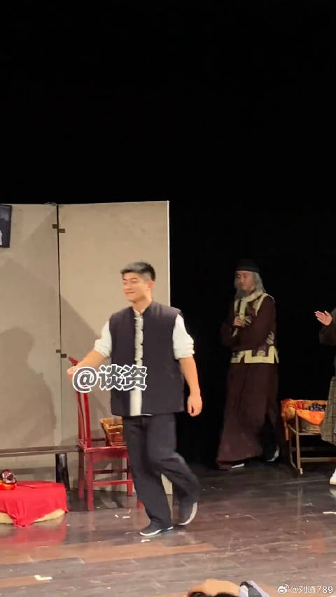 马嘉祺谢幕小动作好可爱