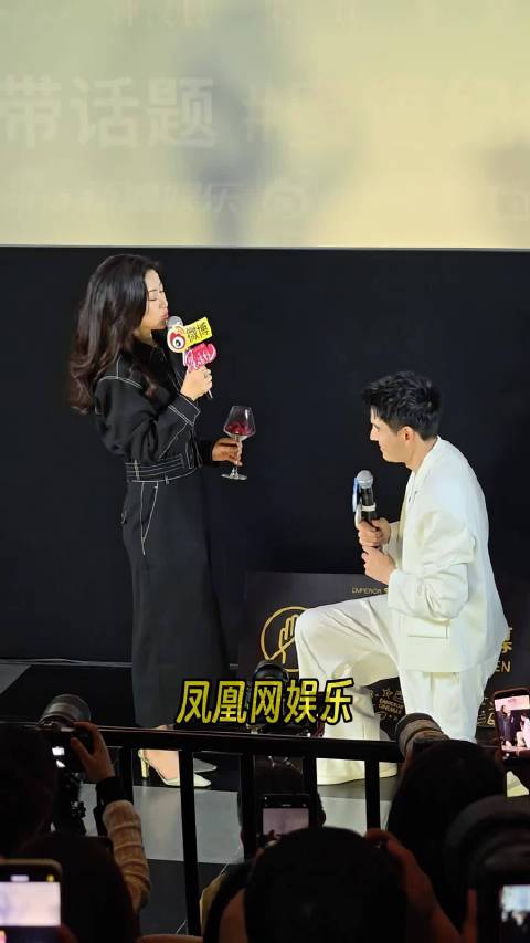 现场还原剧中泼红酒名场面（玫瑰花瓣代替红酒版 ）蜜语纪微博追剧团