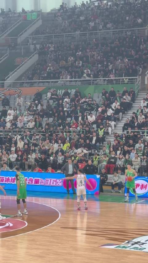 同曦15记三分紧咬辽宁，哈维压哨助辽篮2分领先