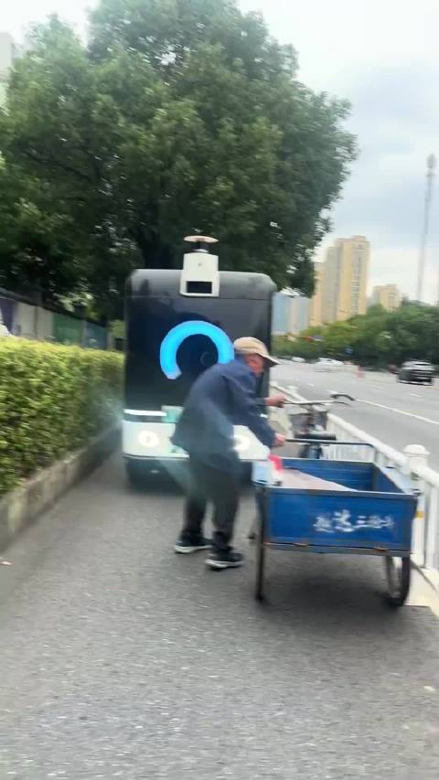 连无人驾驶配送车也知道大爷不好惹！
