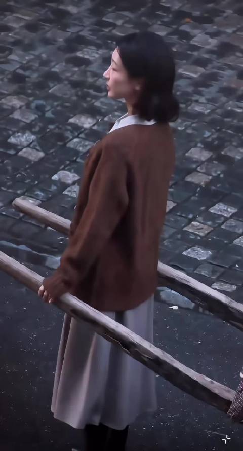 杨紫《玉兰花开君再来》新路透，董带着四个女儿，一个人撑起了一个家