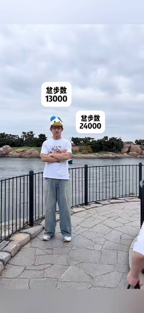 李嘉格和男友穿情侣装