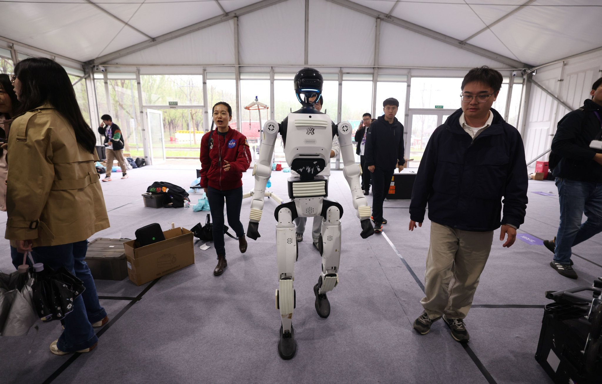 「天工」機器人配備了橡膠減震專用鞋。新京報記者 李木易 攝
