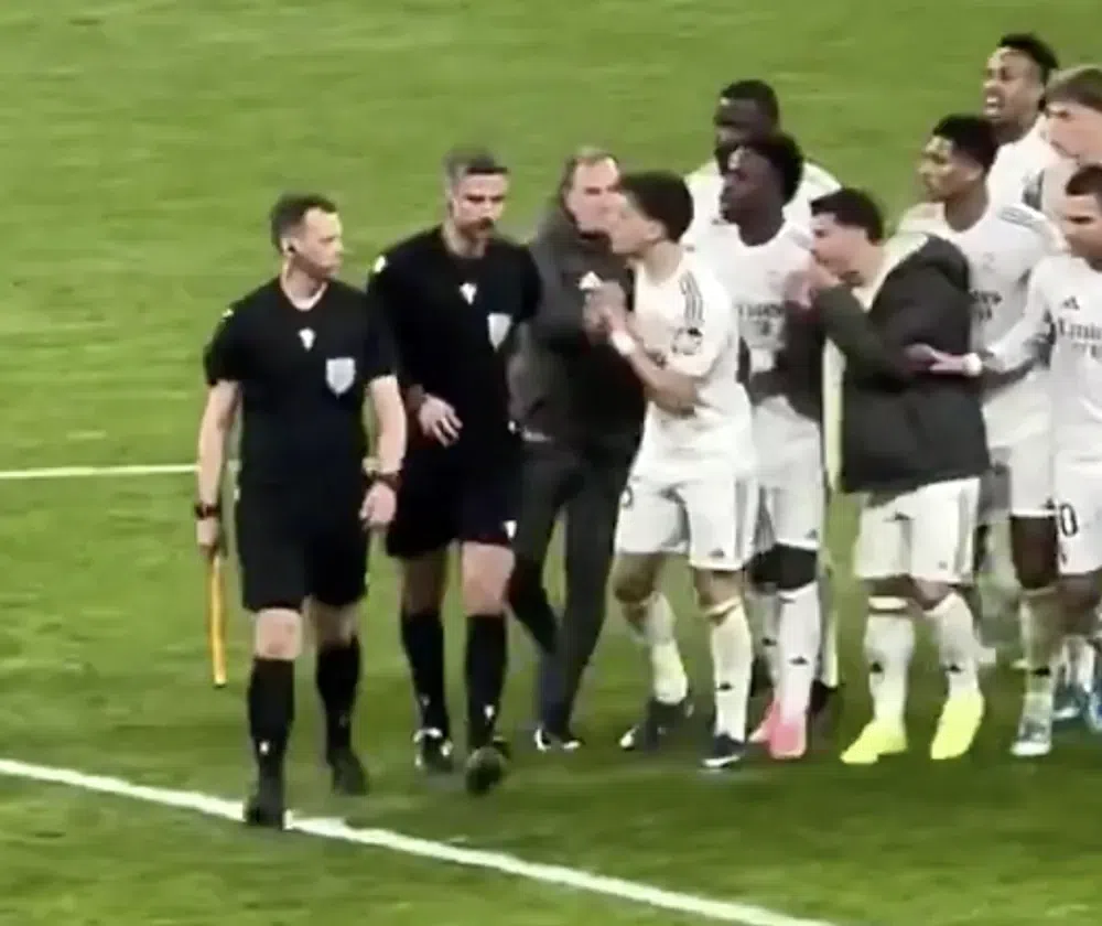 皇马全队赛后围堵裁判！21岁巨星染红 主帅炮轰：昏庸主裁毁了比赛