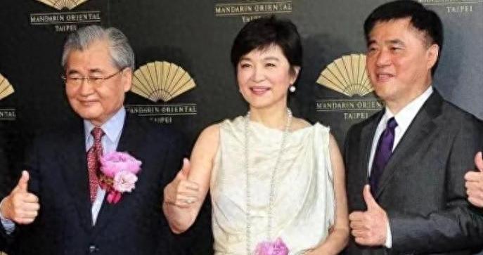 72岁林青霞剪了短发年轻25岁不止，穿白色连衣裙，完全没有大妈味