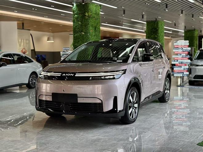 埃安N60实车到店，大过零跑B10+续航610km，配零重力副驾+冰箱