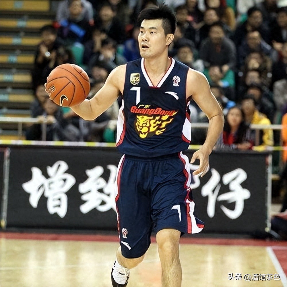 手握8个CBA冠军，娶了美艳娇妻，如今定居广东，他已是大学副教授