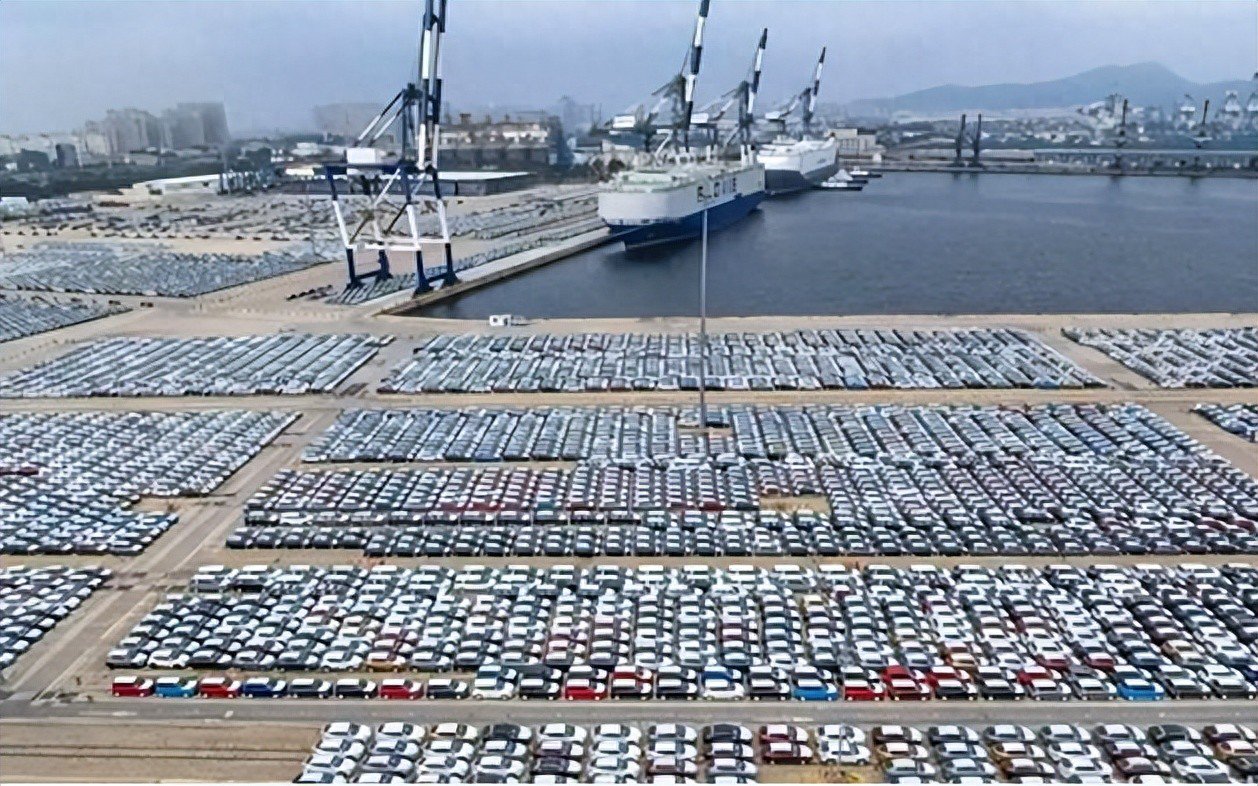 弄巧成拙！特朗普意外带货中国车，美多地民众抢购热潮