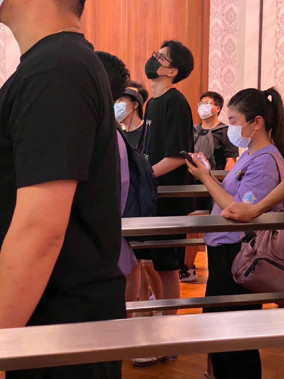 胡一天一身黑衣低调现身环球影城 高挑身材大长腿抢眼