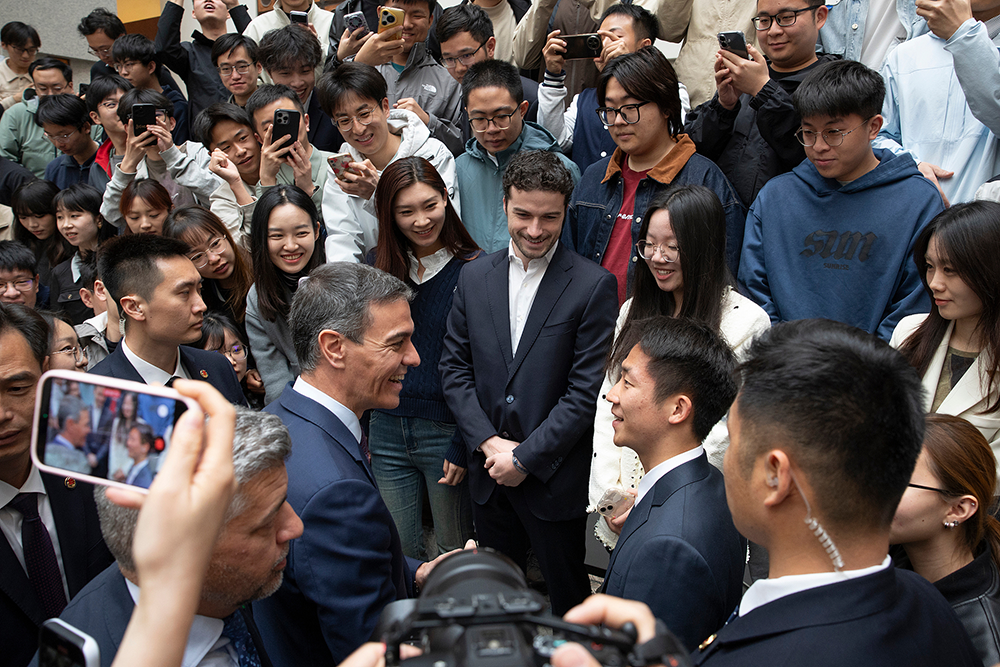 2026年4月13日，北京清華大學，西班牙首相柏度·山齊士在合影后與學生交談。視覺中國 圖