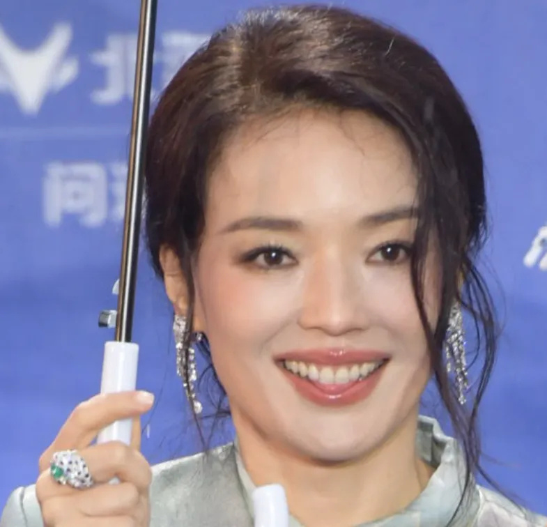 北影节开幕式红毯生图来了！舒淇晕妆，高圆圆脸发黄，高叶秀身材