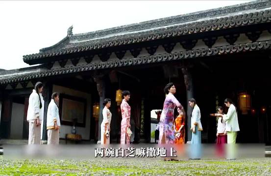 大房惩治小妾捡芝麻，不料却遭到丈夫的厌烦