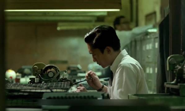 周慕云在一家报社做编辑，工作很忙，经常答应带爱人去旅游却连假也请不下来