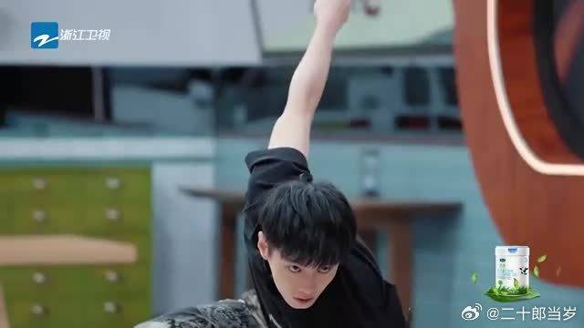 何与塑料粤语逗笑众导师，心态超稳：说错了没关系，最重要是自信