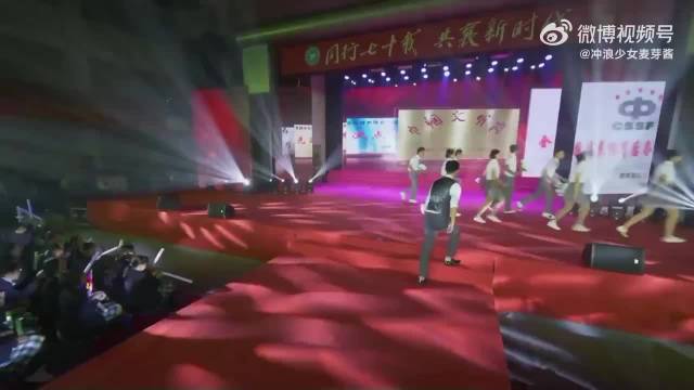 赵今麦早期校庆跳舞，真是人群中第一眼看到的就是她