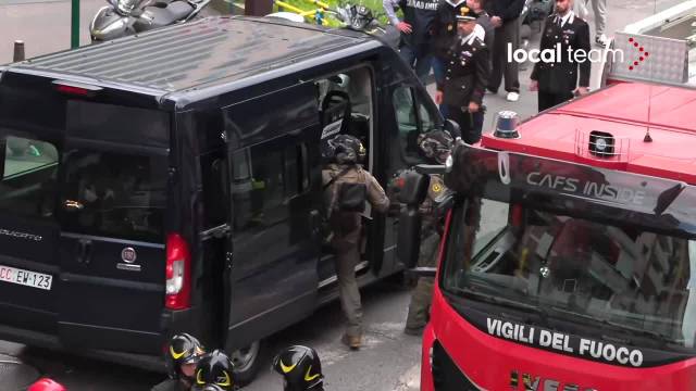 意大利那不勒斯银行劫案：劫匪凿洞劫持25名人质后遁入下水道