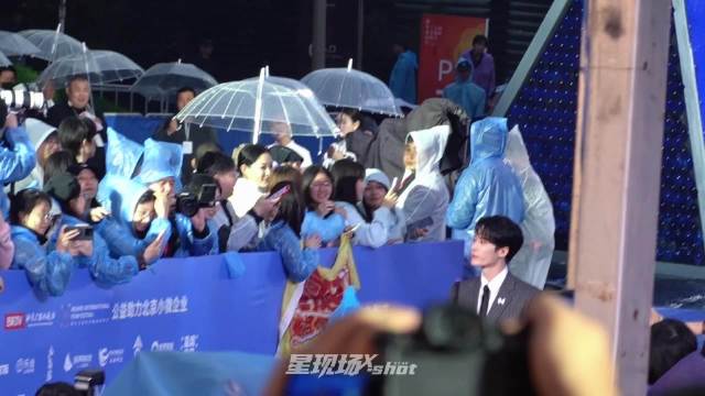 檀健次一出场所有闪光灯摄像机都上来了