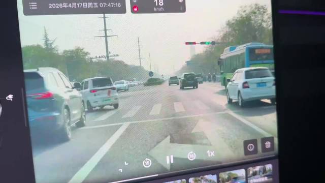 两车司机因变道吐口水冲突双双涉违章