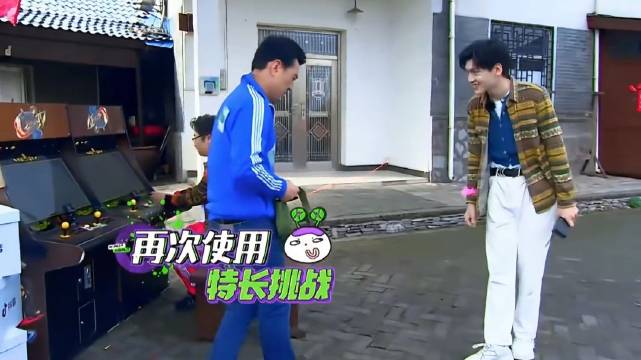 王耀庆跟翟潇闻比赛劈叉，翟潇闻也笑的太肆无忌惮了！ 神奇公司在哪里