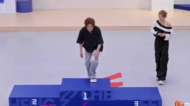 王濛乘风舞台再现冬奥领奖台经典动作