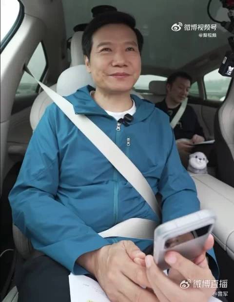 大家都在去工作的路上，雷总已经在按高速120km/h的限速顶格测试新SU7了