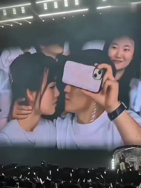 演唱会上的顶级小丑？爱与不爱真的很明显