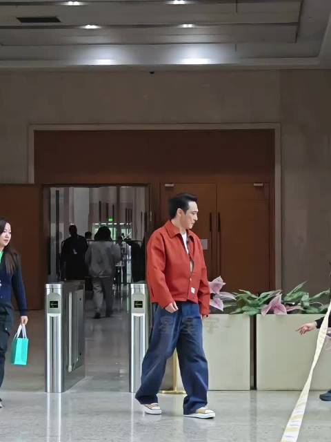 看他的表情管理已经彻底下线，这钱怕是都拿去给费曼交学费了吧！