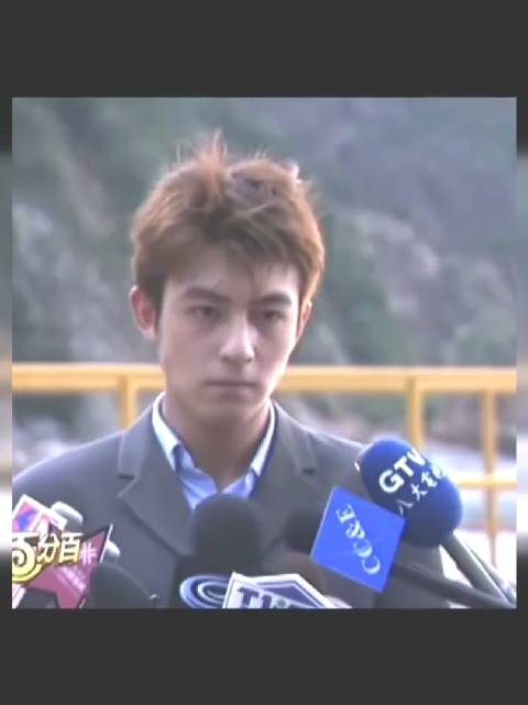 怎么看也不像吧 ，这人颜值巅峰时期谁还没看过呢