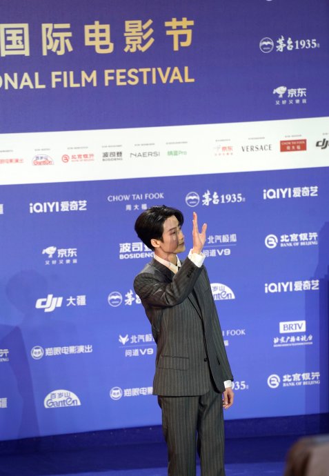 檀健次骑共享单车携风车亮相北影节红毯，现场氛围怎样？