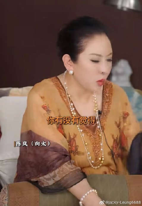 向佑和哥哥向佐在事业和价值观上有什么主要不同？