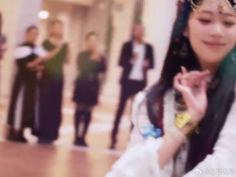 小新你看恩恩跳舞眼睛珠子快要掉出来了